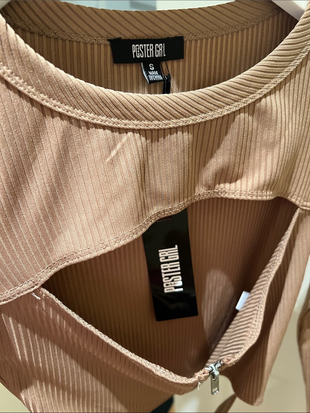 POSTER GIRL Brown Ribbed Long-Sleeve Cutout Zip Crop Top - Picture 6 of 6
